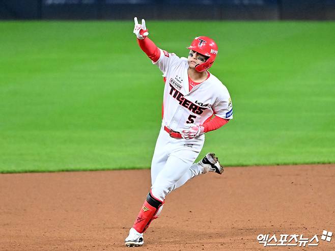 23일 오후 광주기아챔피언스필드에서 열린 '2024 신한 SOL Bank KBO 한국시리즈' 삼성 라이온즈와 KIA 타이거즈의 2차전 경기, 2회말 2사 KIA 김도영이 솔로 홈런을 날린 후 그라운드를 돌고 있다. 광주, 김한준 기자