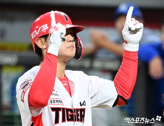 23일 오후 광주기아챔피언스필드에서 열린 '2024 신한 SOL Bank KBO 한국시리즈' 삼성 라이온즈와 KIA 타이거즈의 2차전 경기, 2회말 2사 KIA 김도영이 솔로 홈런을 날린 후 그라운드를 돌고 있다. 광주, 김한준 기자