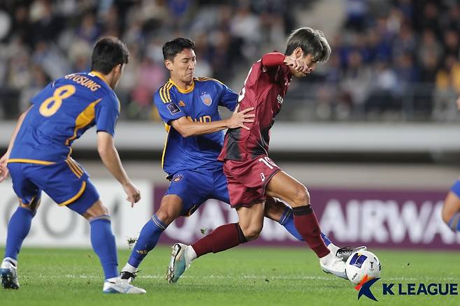 충격의 연속이다. K리그1 2연패에 빛나는 울산HD가 아시아축구연맹(AFC) 챔피언스리그 엘리트(ACLE) 무득점 3연패에 빠졌다. 김판곤 감독이 이끄는 울산은 23일 울산종합운동장에서 열린 비셀 고베(일본)와의 2024-2025시즌 ACLE 리그 스테이지 3차전 홈 경기에서 무기력한 경기 끝에 0-2 완패를 당했다. 한국프로축구연맹