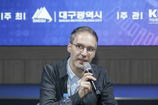 '기자의 질문에 히어 테크놀로지 제품 관리 부사장 렘코 티머가  답변하고 있다.' 사진제공=한국자동차기자협회 기자단