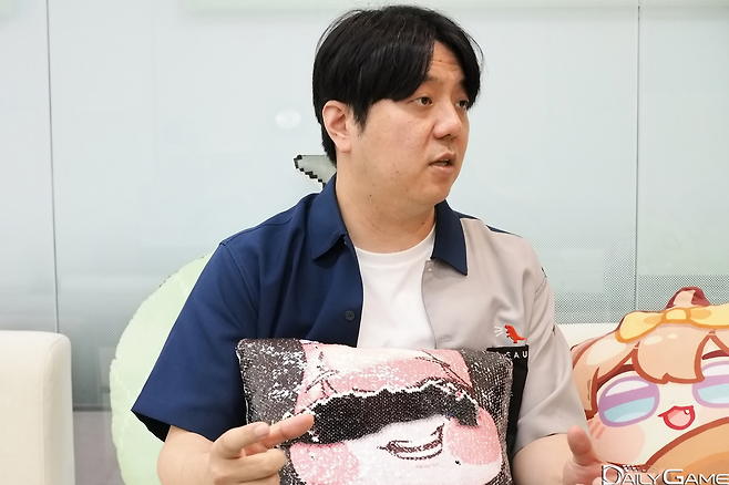 심정선 부대표는 한정현 대표의 대외 이미지가 '엔터테인먼트 사업'의 기법을 가져왔다 밝혔다.