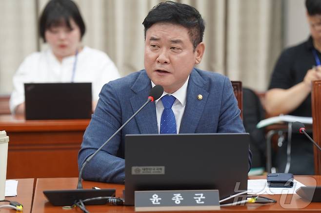 국회 국토교통위원회 소속 윤종군 더불어민주당 의원이 질의하고 있는 모습. (윤종군 의원실 제공)