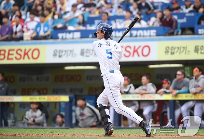 13일 오후 대구 삼성라이온즈파크에서 열린 프로야구 '2024 신한 SOL 뱅크 KBO 포스트시즌' 플레이오프 1차전 LG 트윈스와 삼성 라이온즈의 경기, 3회말 무사 1,3루 상황 삼성 3번타자 구자욱이 LG 선발 최원태를 상대로 우중간 담장 넘어가는 3점홈런을 치고 있다. 2024.10.13/뉴스1 ⓒ News1 공정식 기자