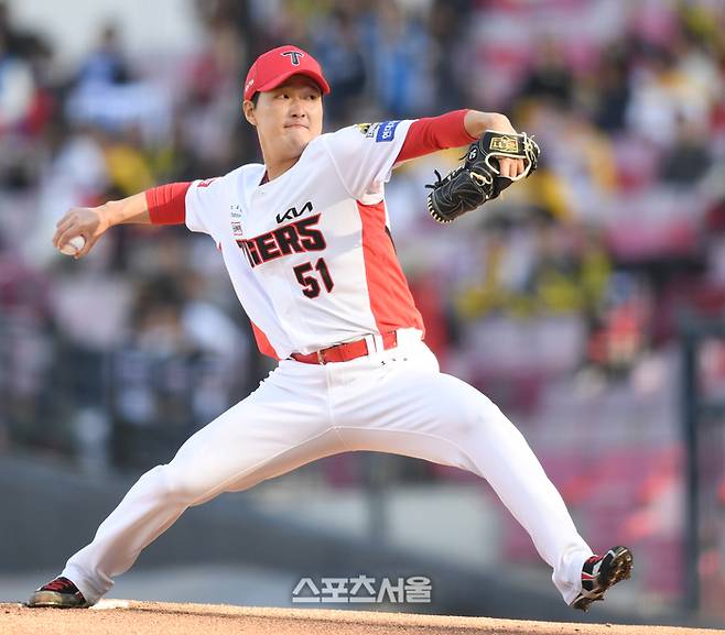 KIA 투수 전상현이 23일 광주-기아 챔피언스 필드에서 열린 삼성과 2024 KBO 한국시리즈 1차전 6회 역투하고 있다. 광주 | 최승섭기자 thunder@sportsseoul.com