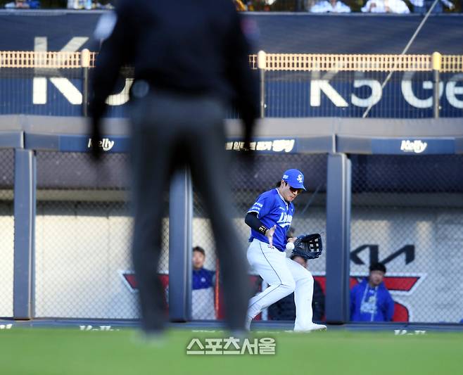 삼성 윤정빈이 23일 광주-기아 챔피언스 필드에서 열린 KIA와 2024 KBO 한국시리즈 1차전 7회말 무사1루 상대 최원준의 타구를 놓치고 있다. 광주 | 최승섭기자 thunder@sportsseoul.com