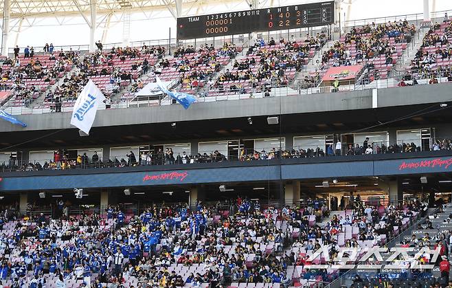 23일 광주 기아 챔피언스필드에서 열린 삼성과 KIA의 한국시리즈 1차전 서스팬디드 경기. 경기 시작을 앞두고 있지만 관중석의 많은 자리가 비어 있다. 광주=정재근 기자 cjg@sportschosun.com/2024.10.23/