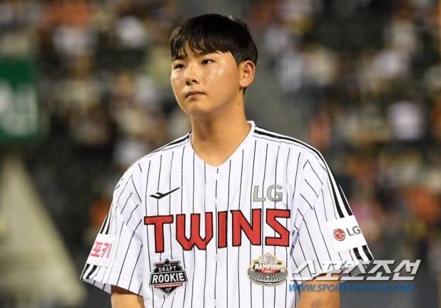 25일 잠실구장에서 열린 LG 트윈스와 한화 이글스의 경기. LG 신인선수 김종운이 팬들에게 인사를 건네고 있다. 잠실=박재만 기자 pjm@sportschosun.com/2024.09.25/