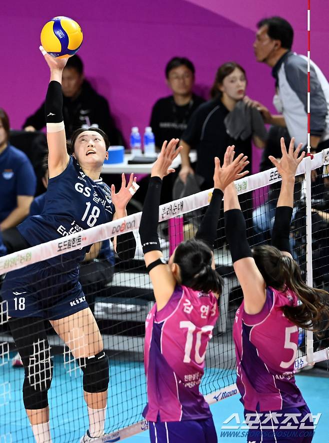 24일 인천삼산월드체육관에서 열린 V리그 여자부 흥국생명과 GS칼텍스의 경기, GS칼텍스 권민지가 공격을 시도하고 있다. 인천=허상욱 기자 wook@sportschosun.com/2024.10.24/