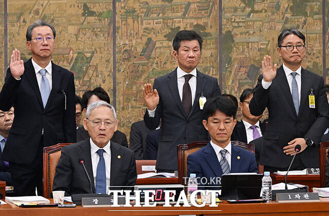 증인 선서하는 정몽규 대한축구협회장(뒷줄 가운데).