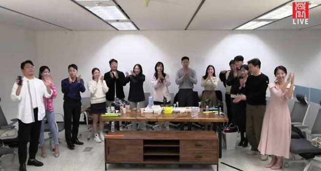 SBS Plus와 ENA의 인기 리얼 데이팅 프로그램 ‘나는솔로’ (나는 SOLO) 22기 돌싱 특집에서 최종 커플로 맺어진 옥순과 경수가 실제 연애를 이어가고 있다는 소식이 전해졌다. 10월 24일 유튜브 라이브 방송에서 옥순과 경수는 자신들이 현실 커플임을 공개하며 시청자들의 많은 관심을 받았다. 이들은 최종 선택 이후부터 주 2회씩 만나고 있으며, 일본 여행도 함께 다녀왔다고 밝히며 행복한 연애 중임을 알렸다. 이 외에도 다른 22기 멤버들의 근황도 공유되었으며, 영철과 정숙은 각각 새로운 인연을 만나 연애 중임을 공개했고, 광수와 영자의 결혼 소식도 다시 한 번 언급되었다. 반면 상철과 정희는 아직 근황을 밝히지 않아 앞으로의 관계에 대한 궁금증을 자아내고 있다.