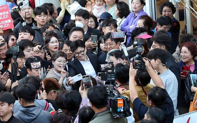 한동훈 국민의힘 대표가 23일 오후 부산 금정구 서동미로시장을 방문, 시민과 기념사진을 찍고 있다. ⓒ뉴시스