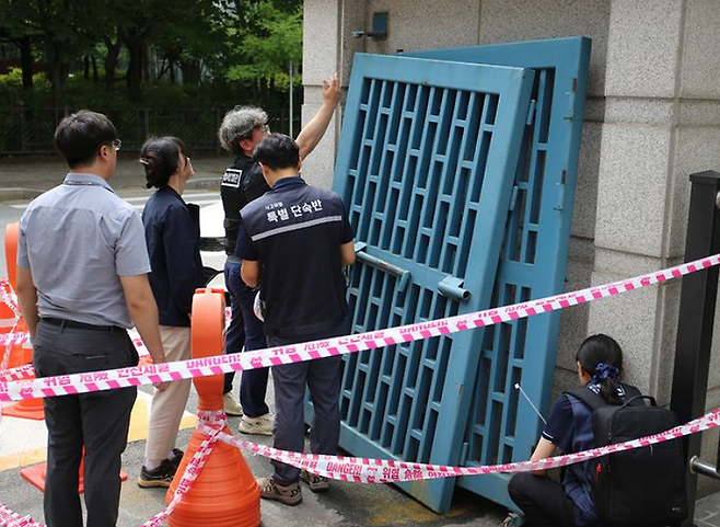 24일 오전 청주시 서원구 A고교에서 70대 경비원이 학교 정문 접이식 철문에 깔려 숨지는 사고가 발생했다.ⓒ뉴시스