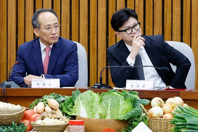 한동훈 국민의힘 대표(오른쪽)와 추경호 원내대표가 23일 오전 서울 여의도 국회에서 열린 김장재료 수급 안정방안 민당정 협의회에서 남인숙 한국소비자단체협의회장 발언을 듣는 모습. 2024.10.23/뉴스1 ⓒ News1 안은나 기자 /사진=뉴스1