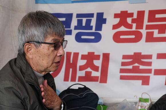 쿠팡 택배노동자 고 정슬기씨 아버지 정금석씨가 23일 오전 서울 영등포구 국회 앞에서 농성중에 한겨레와 인터뷰 하고 있다. 정용일 선임기자 yongil@hani.co.kr