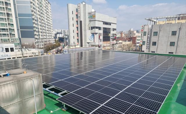 KB국민은행 대구 신암동 지점에 설치된 태양광 발전 설비. KB금융그룹 제공