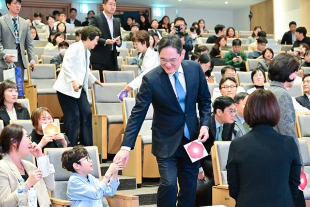 이재용 삼성전자 회장이 21일 서울 종로구 서울대어린이병원 CJ홀에서 열린 '이건희 소아암·희귀질환 극복사업, 함께 희망을 열다, 미래를 열다' 행사에서 사업단 지원을 받은 환아와 인사를 나누고 있다. 서울대병원 제공