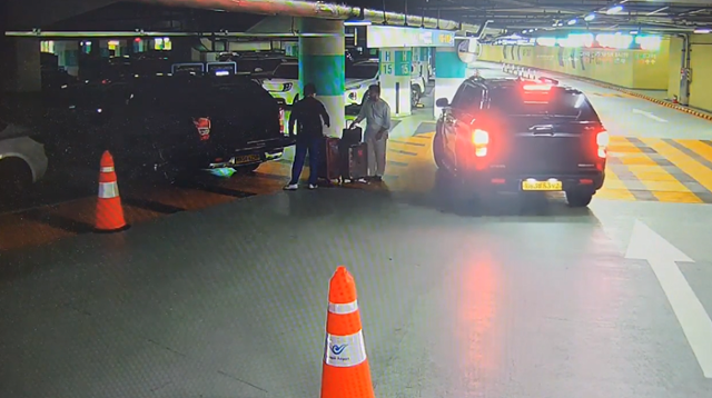 불법으로 입국한 외국인들이 인천공항에 도착했다. 서울경찰청 제공