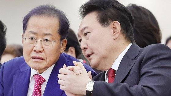 윤석열 대통령이 23일 대통령실 청사에서 홍준표 대구시장과 접견했다. 사진은 지난 2023년 11월 7일 대구 북구 대구EXCO에서 열린 2023 바르게살기운동 전국회원대회에서 홍준표 대구 시장과 대화하고 있던 모습. 대통령실사진기자단