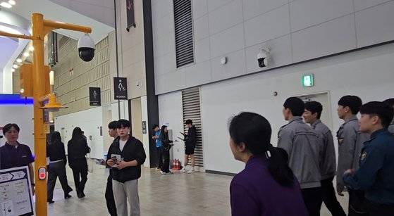 23일 오전 인천 송도 컨벤시아에서 개최된 제6회 국제치안산업대전 박람회장. 비명인식 비상벨을 향해 업체 직원이 "살려주세요"라고 비명을 외치자 곧바로 경고음이 울렸다. 이영근 기자