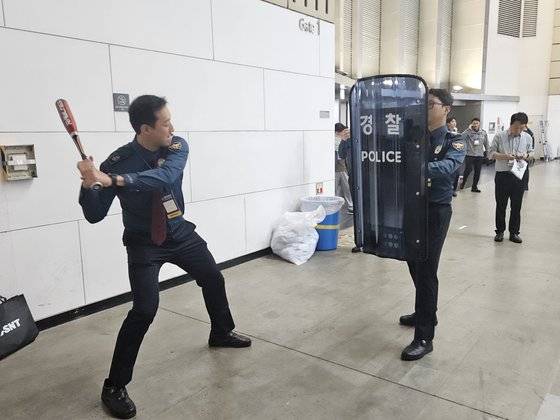 23일 오전 열린 국제치안산업대전 박람회장에 방문한 중앙경찰학교 교육생들이 내년 도입 예정인 신형 대형 방패를 체험해보고 있다. 이영근 기자