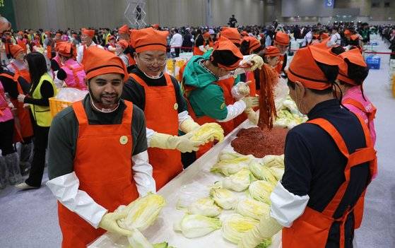 외국인 노동자, 북한 이탈주민, 농협 관계자들이 참여하는 '나눔과 봉사의 국민 대통합 김장' 행사가 경기도 일산서구 킨텍스에서 열렸다. [사진 대통령실사진기자단]
