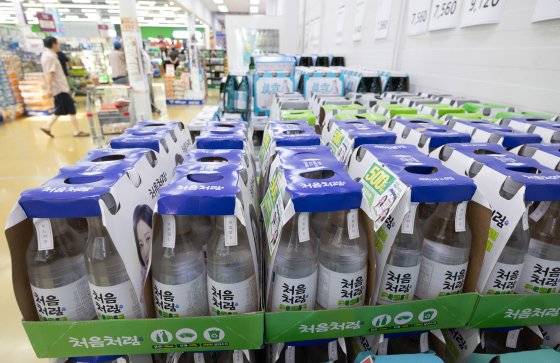 서울의 한 대형마트에 소주가 진열돼 있다. 뉴스1