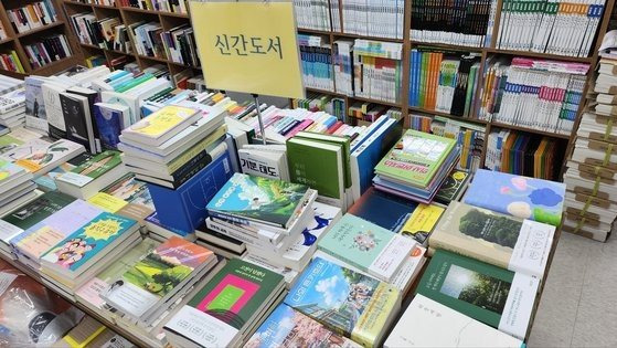 지난 15일 서울 종로구 숭인동의 한 동네 서점에서는 한강 작가의 책을 단 한 권도 찾을 수 없었다. 김서원 기자