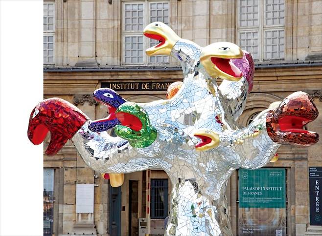 ① 프랑스 학사원 앞뜰에 설치된 니키 드 생팔의 ‘나무-뱀’(1988).