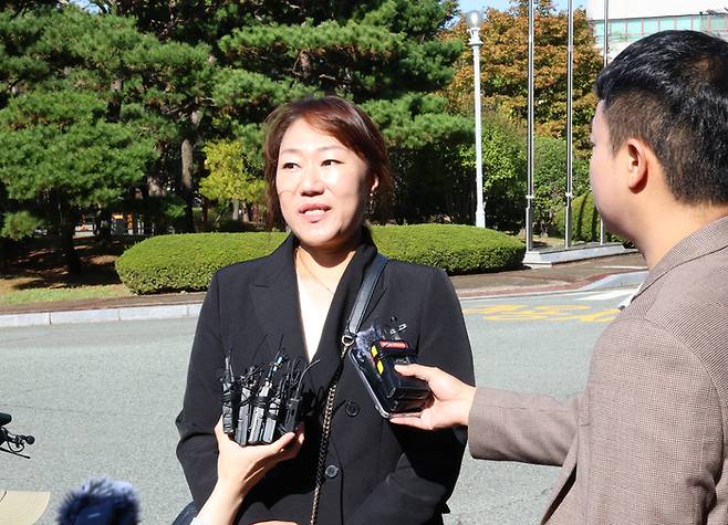 ‘명태균 게이트’를 폭로한 강혜경씨가 23일 창원지검에 출석해 조사를 앞두고 입장을 밝히고 있다. 연합뉴스