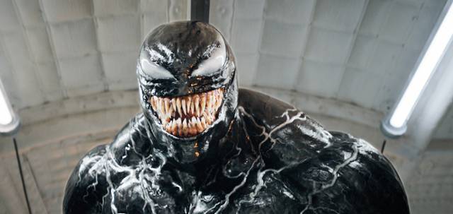 ‘베놈’ 시리즈는 대규모 액션으로 피날레를 장식했다. 베놈은 비행 중인 여객기에 매달리고 강물에서 헤엄치며 적에 맞서 싸운다. 주연을 맡은 톰 하디는 다양한 목소리로 베놈을 표현하고, 공중전부터 수중전까지 모두 소화하며 캐릭터에 공을 들였다. 소니 픽쳐스 제공