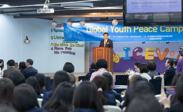 도성훈 인천시교육감이 23일 인천영어마을에서 열린 ‘2024 청소년 국제 평화 캠프’를 방문해 참가 학생들을 격려하고 있다. 인천시교육청 제공