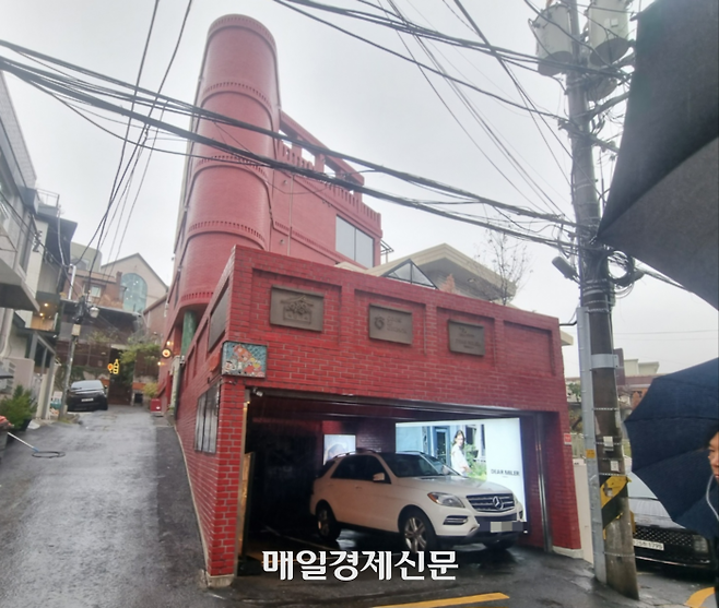 서울 용산구 한남동에 있는 갤러리 카페 ‘목단가옥’ 전경. [이희수 기자]