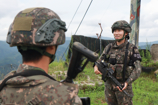 전역 후 21사단 간부로 재임용된 남은빈 소령(진급예정자·오른쪽)이 중대원들과 함께 GOP(일반전초) 철책을 순찰하고 있다. 남 소령은 “전역 후에도 계속 육군에 복무하고 싶은 마음이 강하게 들어 재임용에 지원했다”고 밝혔다. 육군 제공