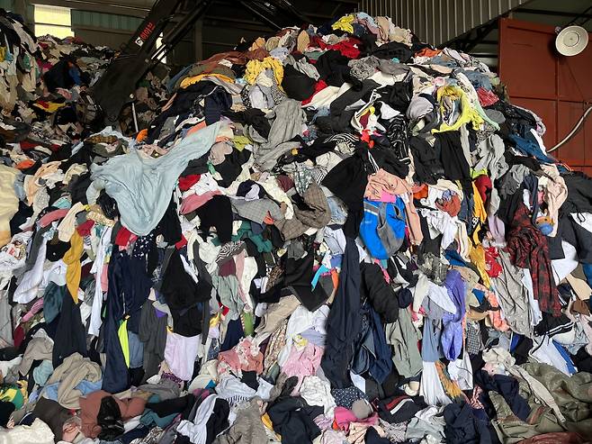 경기 파주시에 위치한 한 헌 옷 수출업체의 물류창고. 주소현 기자