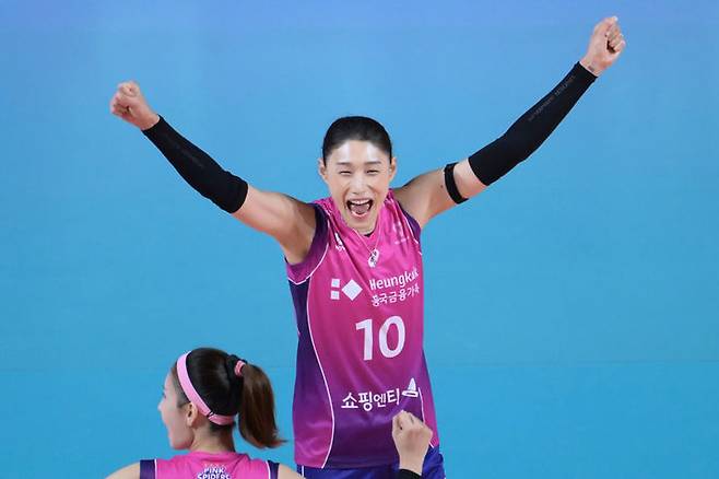 [서울=뉴시스] 여자배구 흥국생명 김연경이 인천삼산체육관에서 열린 도드람 2024~2025 V-리그 여자부 홈 경기서 GS칼텍스을 상대로 득점에 성공한 뒤 환호하고 있다. (사진=KOVO 제공) 2024.10.24. *재판매 및 DB 금지