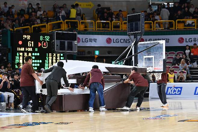 골대를 교체하는 장면. KBL 제공