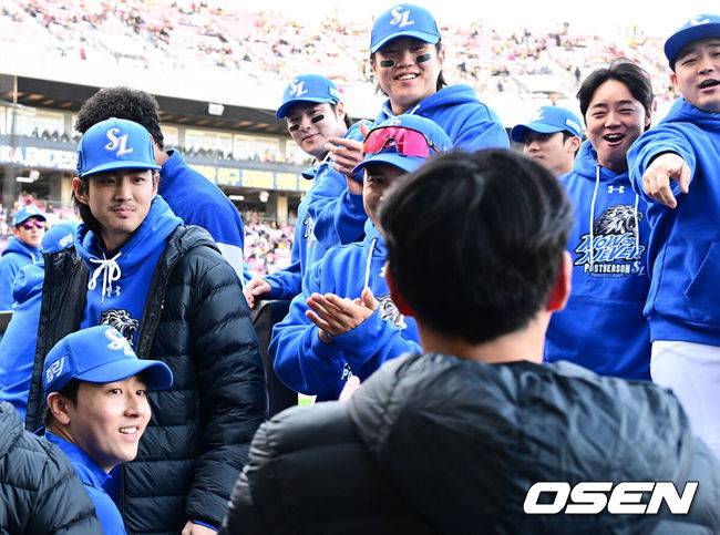 [OSEN=광주, 지형준 기자] 23일 오후 광주-기아 챔피언스필드에서 2024 신한 SOL Bank KBO리그 삼성 라이온즈와 KIA 타이거즈의 한국시리즈(KS·7전4선승제) 1차전 서스펜디드 경기가 열렸다.가을야구&nbsp;사상 첫 서스펜디드 게임으로 일정이 꼬인 2024 KBO 한국시리즈(KS)는 초유의 2박3일 경기에&nbsp;실질적인 더블헤더로 치러진다.&nbsp;이날 1차전 서스펜디드 게임과 2차전이 차례로 펼쳐진다.경기에 앞서 삼성 구자욱이 동료선수들과 파이팅을 하고 있다. 2024.10.23 / jpnews@osen.co.kr