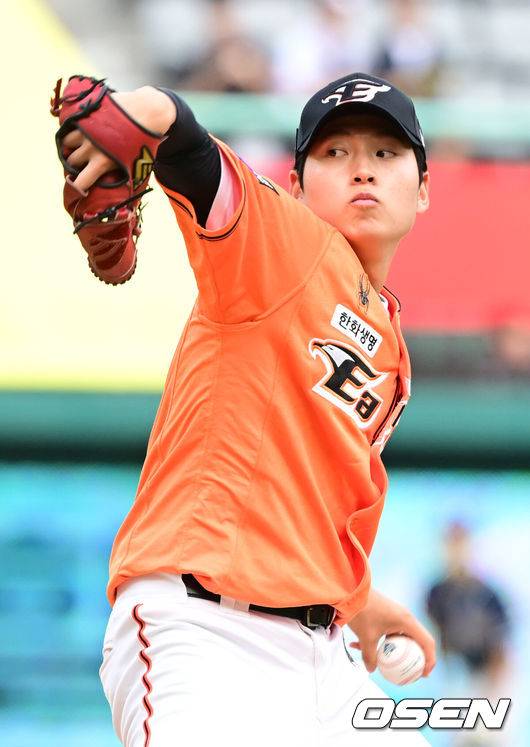 [OSEN=인천, 김성락 기자]  5일 오후 인천 미추홀구 SSG 랜더스 필드에서 ‘2024 신한 SOL BANK KBO리그 퓨처스올스타전 경기가 열렸다. 북부리그(한화 이글스·두산 베어스·LG 트윈스·SSG 랜더스·고양 히어로즈)는 이대진 한화 퓨처스 감독, 남부리그(상무·롯데 자이언츠·KIA 타이거즈·KT 위즈·NC 다이노스·삼성 라이온즈)는 박치왕 상무 감독이 이끈다.북부 선발 조동욱이 마운드에 올라 힘차게 공을 뿌리고 있다.   2024.07.05 / ksl0919@osen.co.kr