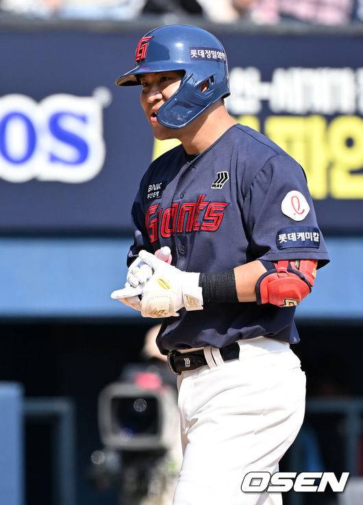 [OSEN=잠실, 민경훈 기자] 19일 오후 서울 잠실야구장에서 ‘2024 신한 SOL Bank KBO리그’ 두산 베어스와 롯데 자이언츠의 경기가 열렸다.이날 두산은 브랜든을, 롯데는 이민석을 선발투수로 내세웠다.7회초 무사 주자 2루 롯데 김민성이 좌월 동점 투런 홈런을 때린 후 홈을 밟으며 박수를 치고 있다. 2024.05.19 / rumi@osen.co.kr