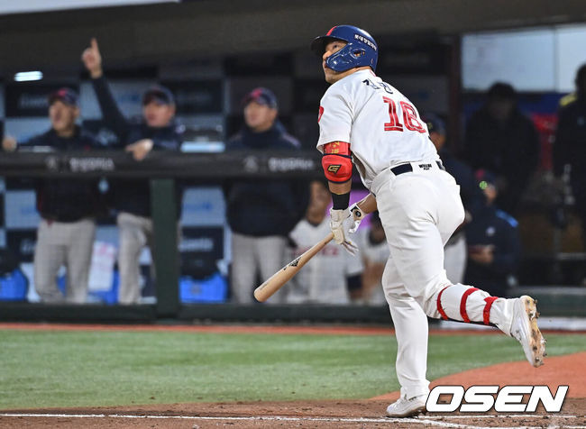 [OSEN=부산, 이석우 기자] 23일 부산 사직구장에서 2024 신한 SOL 뱅크 KBO 리그 롯데 자이언츠와 SSG 랜더스의 경기가 열렸다. 최정은 이승엽 두산 베어스 감독이 보유한 KBO리그 통산 최다 홈런 기록(467개)과 타이를 이뤄 KBO리그 역대 홈런 단독 1위 등극을 앞두고 있다. 롯데 자이언츠 김민성이 2회말 1사 좌월 역전 솔로 홈런을 치고 타구를 바라보고 있다. 2024.04.23 / foto0307@osen.co.kr