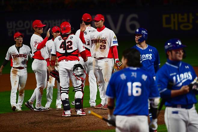 23일 광주 북구 광주-기아챔피언스필드에서 열린 2024 KBO 포스트시즌 한국시리즈 2차전 삼성 라이온즈와 KIA 타이거즈의 경기, 8-3 점수로 승리한 KIA 선수들이 서로 축하하고 있다.   뉴시스