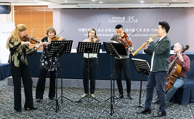 ‘Bach and Baroque Brilliance(바흐와 바로크의 탁월함)’을 주제로 한 제35회 이건음악회 연주자들이 24일 기자간담회에 앞서 연주를 하고 있다. 왼쪽부터 레이첼 포저, 페트리사 아헌, 크리스티나 자카리아스, 브랜든 추이, 신용천,&nbsp;마이클 운터만. 이건음악회 제공