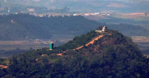 북한군 대남 확성기 - 북한이 9일부터 남한과 연결된 도로·철길을 단절하고 방어 구조물을 구축한다고 밝힌 가운데 10일 경기 파주시 오두산전망대에서 북한 황해도 개풍군 북한군 초소와 대남확성기가 보이고 있다. 2024.10.10. 뉴시스