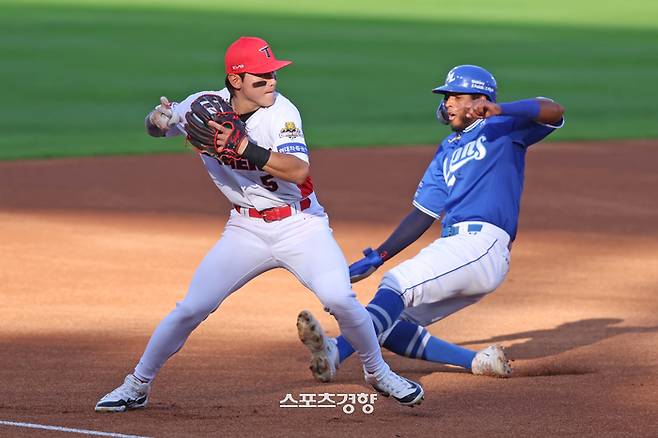 KIA 김도영이 23일 한국시리즈 1차전에서 수비하고 있다. KIA 타이거즈 제공