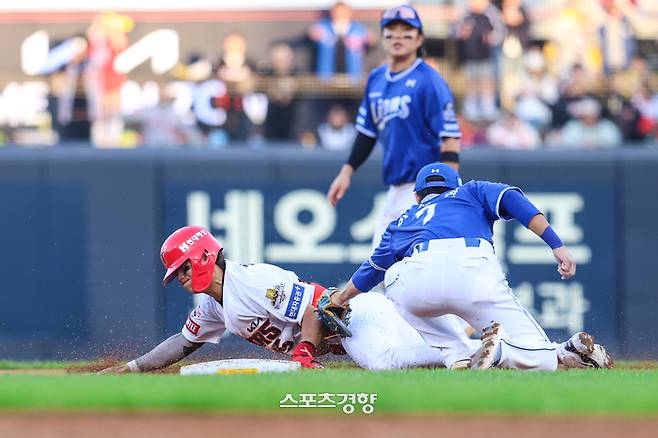 KIA 김도영이 23일 한국시리즈 1차전에서 7회말 도루에 성공하고 있다. KIA 타이거즈 제공