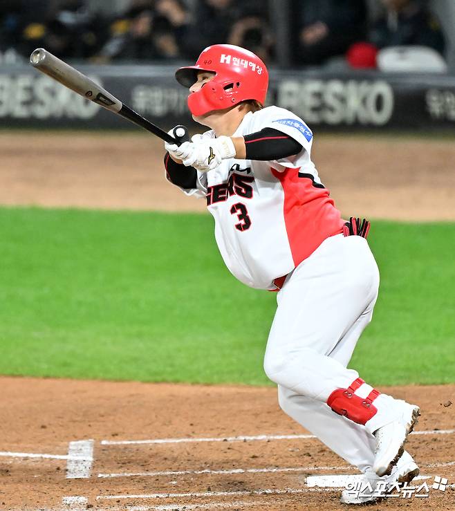 23일 오후 광주기아챔피언스필드에서 열린 '2024 신한 SOL Bank KBO 한국시리즈' 삼성 라이온즈와 KIA 타이거즈의 2차전 경기, 1회말 1사 1,3루 KIA 김선빈이 1타점 2루타를 날리고 있다. 광주, 김한준 기자