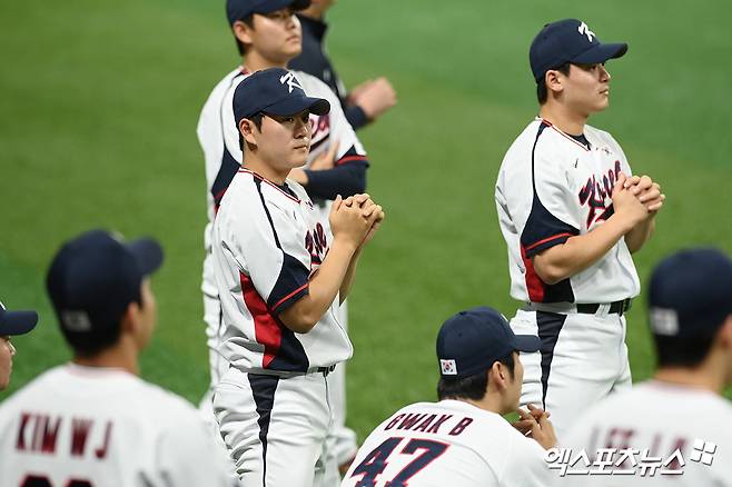 24일 오후 서울 구로구 고척스카이돔에서 2024 세계야구소프트볼협회(WBSC) 프리미어12에 출전하는 한국 야구대표팀의 첫 소집 및 훈련이 진행됐다. 야구대표팀 소형준, 김택연, 조병현이 훈련을 하고 있다. 고척, 고아라 기자