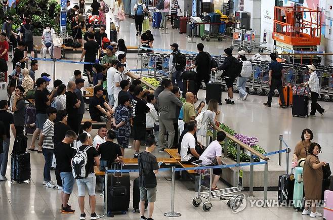 휴가철 붐비는 공항 입국장 (인천=연합뉴스) 이정훈 기자 = 4일 인천국제공항 1터미널 입국장이 휴가철 해외여행에서 돌아오는 여행객들로 붐비고 있다. 2024.8.4 uwg806@yna.co.kr