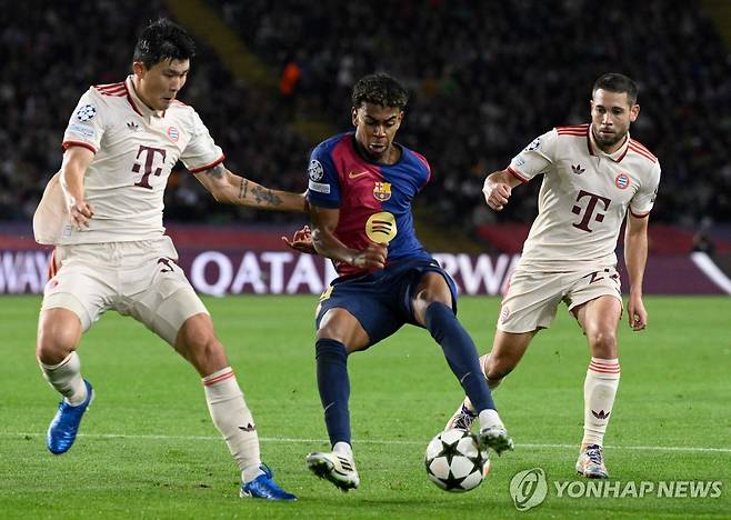 라민 야말 막으려는 김민재 [AFP=연합뉴스]