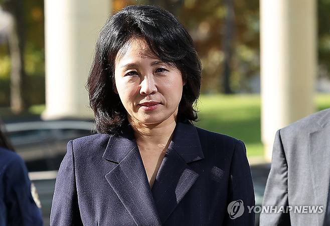 수원지법 들어서는 김혜경 씨 (수원=연합뉴스) 홍기원 기자 = 공직선거법 위반 혐의로 불구속기소 된 더불어민주당 이재명 대표의 배우자 김혜경 씨가 24일 오전 경기도 수원시 영통구 수원지방법원에서 열리는 공판에 출석하고 있다.
    김씨는 이 대표의 당내 대선후보 경선 출마 선언 후인 2021년 8월 2일 서울 모 음식점에서 민주당 의원 배우자 3명 및 자신의 운전기사·수행원 등에게 경기도 법인카드로 총 10만4천원 상당의 식사를 제공한 혐의(기부행위)로 불구속 기소됐다. 2024.10.24 xanadu@yna.co.kr